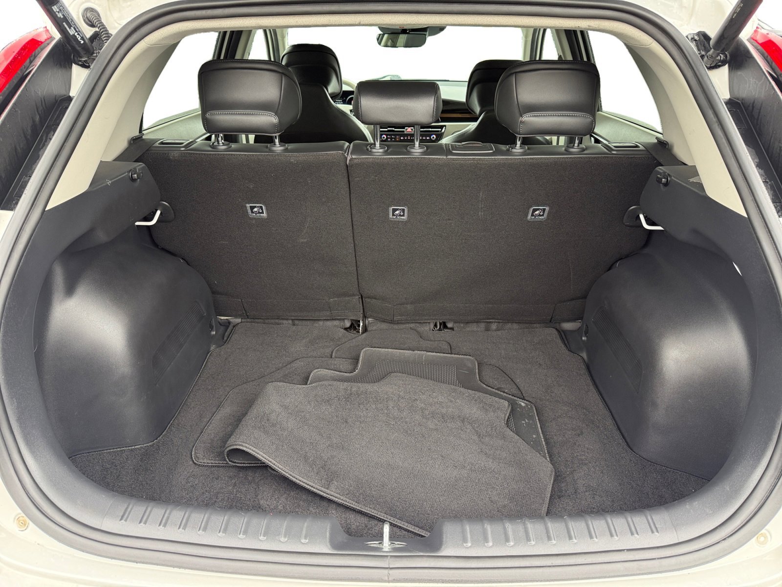 Used 2023 Snow White Pearl Kia Wave image 17