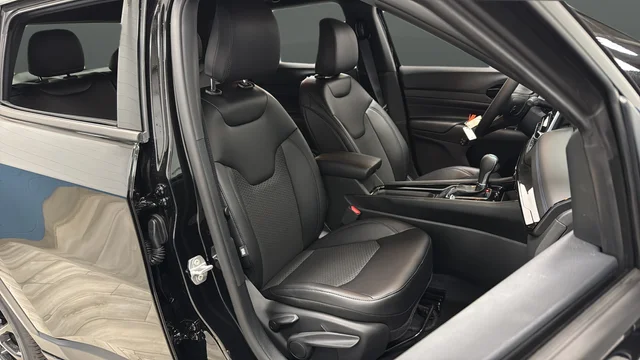 New 2026 Diamond Black Crystal Pearlcoat Jeep Latitude image 24