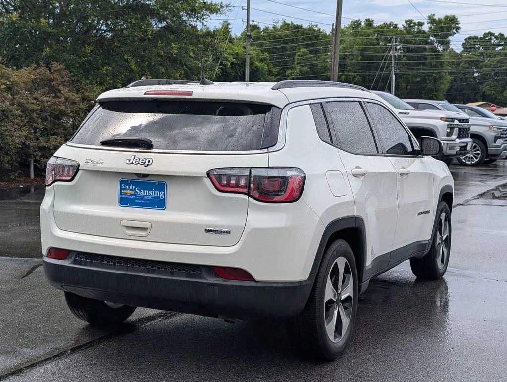 Used 2018 White Jeep Latitude image 5
