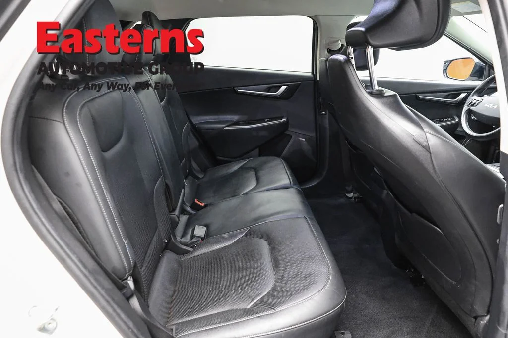 Used 2023 White Kia Wind image 26