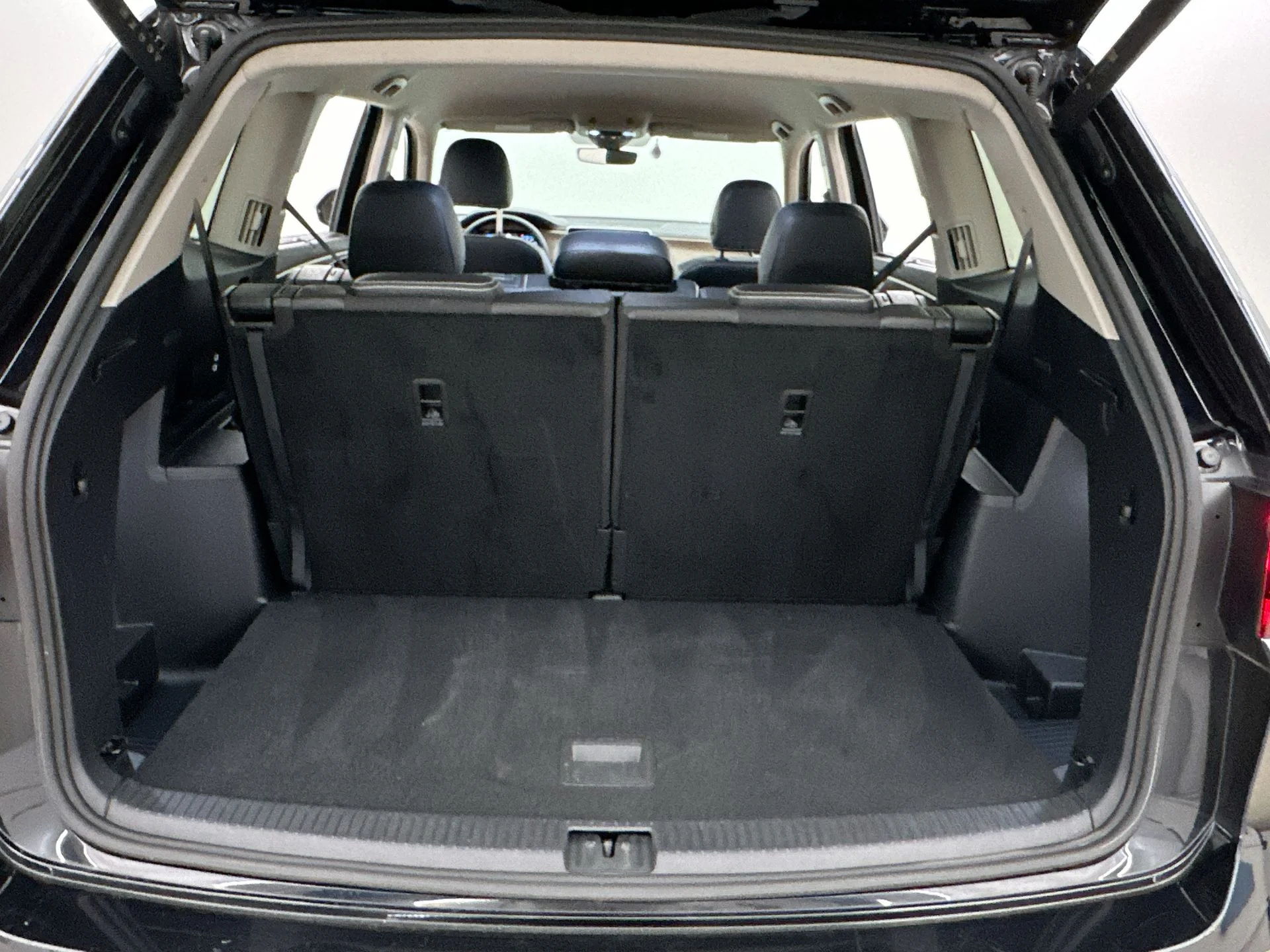 Used 2025  Volkswagen 2.0T SE w/Technology image 37