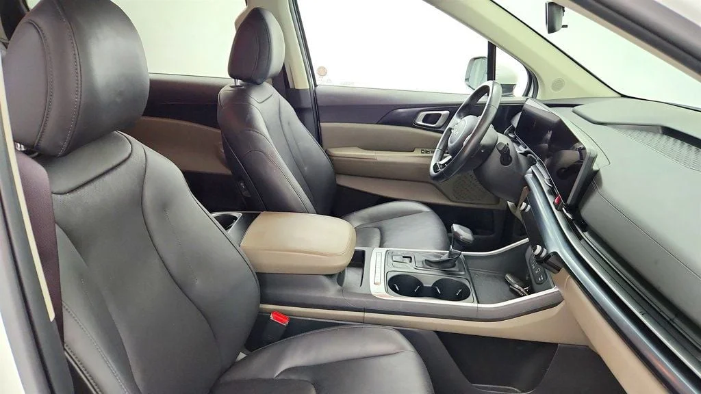 Used 2025 Snow White Pearl Kia LXS FWD image 25