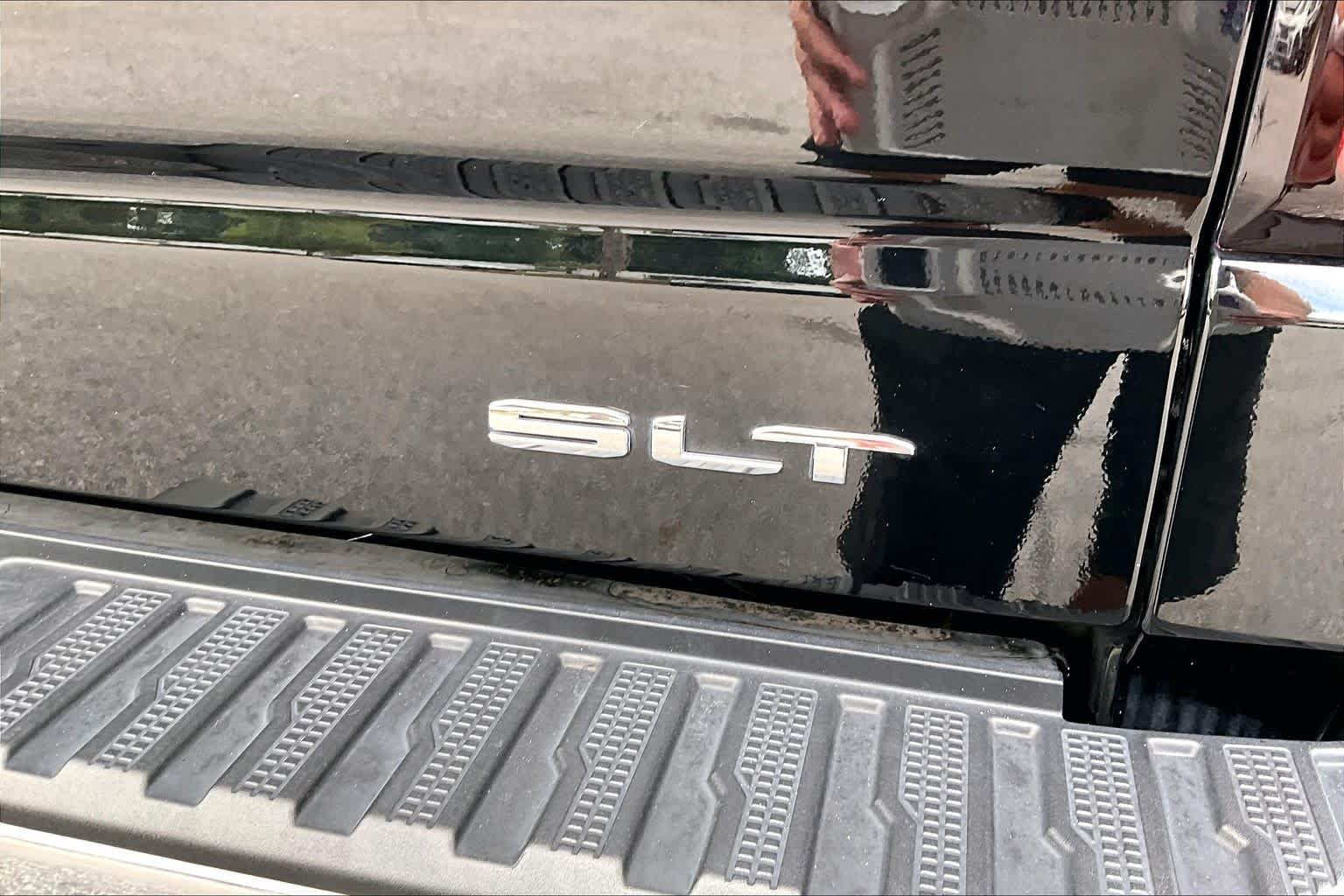 Used 2025 Onyx Black GMC SLT image 10