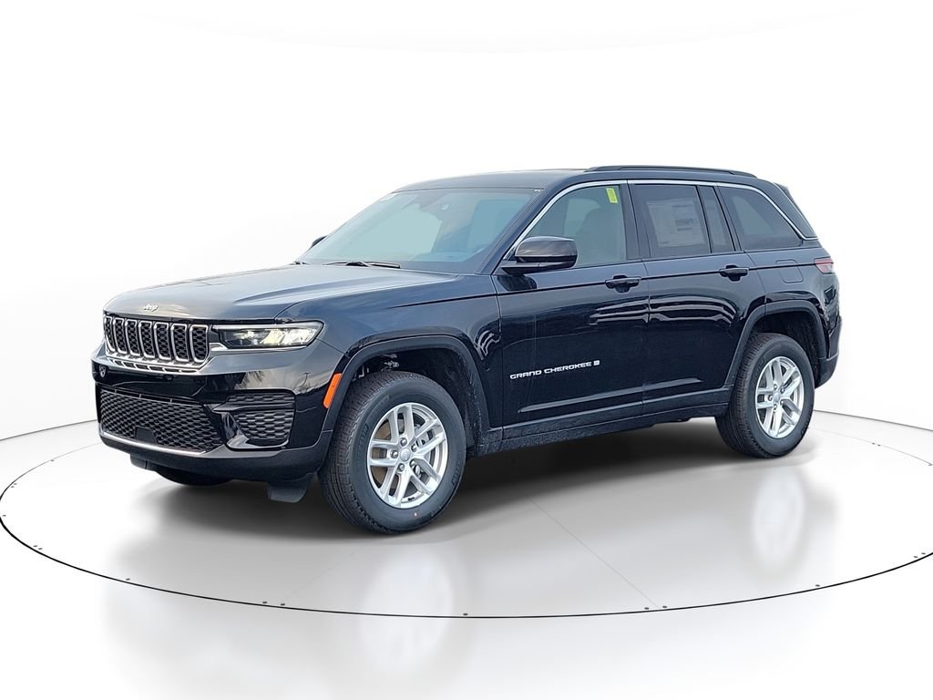 New 2026 Diamond Black Crystal Pearlcoat Jeep Laredo image 2
