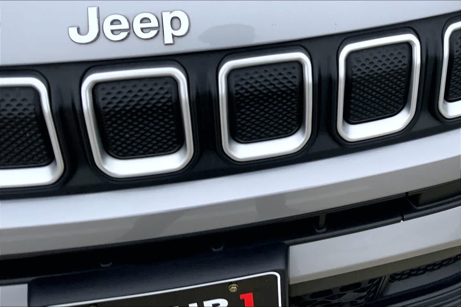 Used 2022 Billet Silver Metallic Clearcoat Jeep Latitude image 30