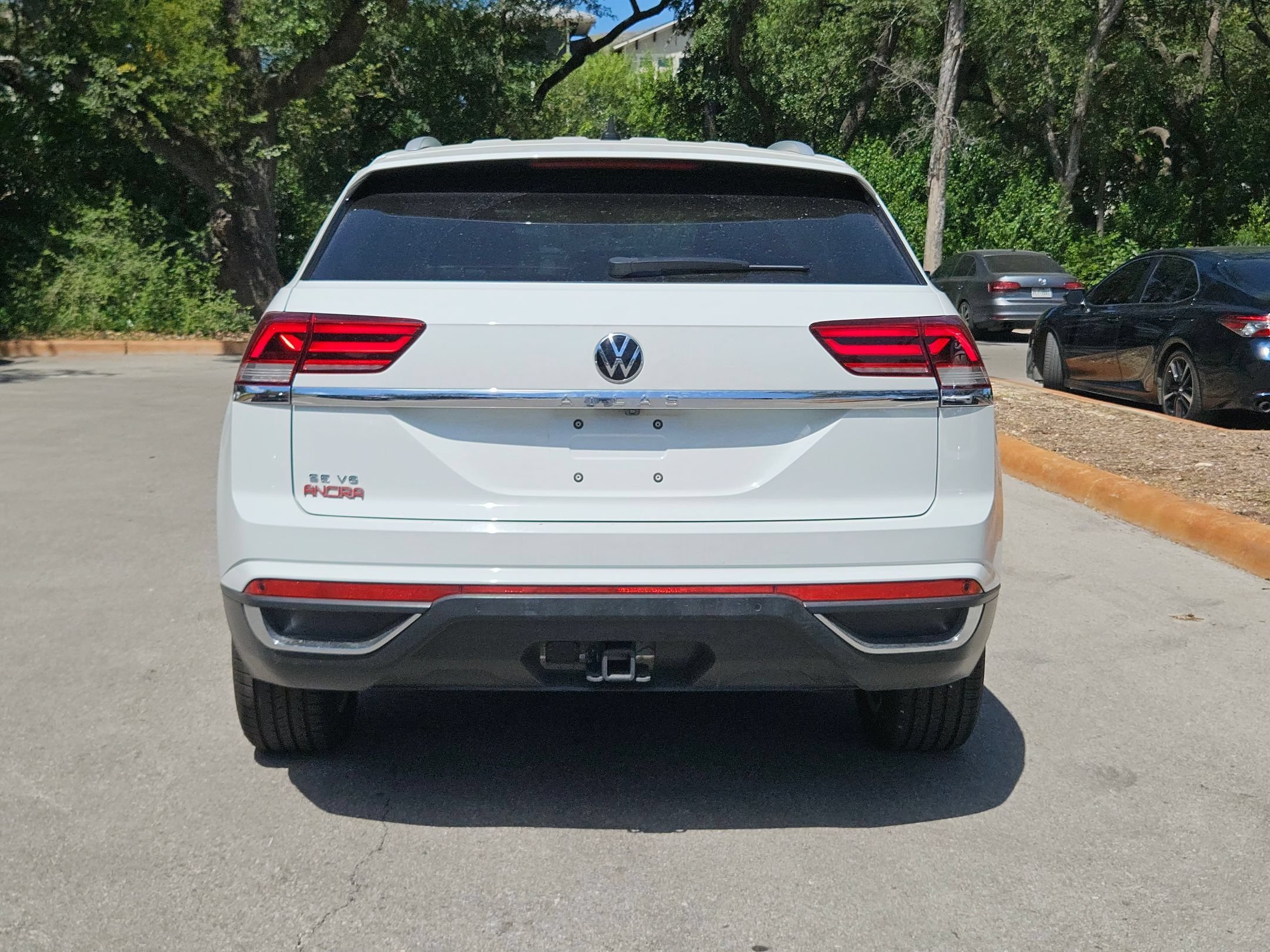 Used 2021 Pure White Volkswagen 3.6L V6 SE w/Technology image 4
