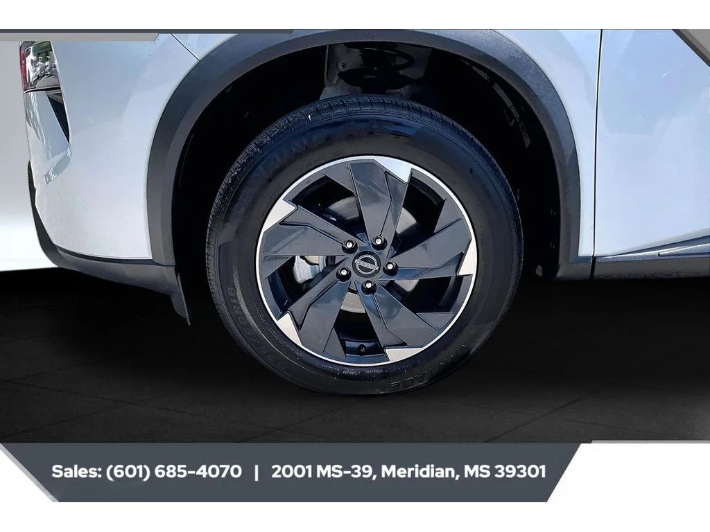 Used 2024 Everest White Pearl Nissan SV image 7