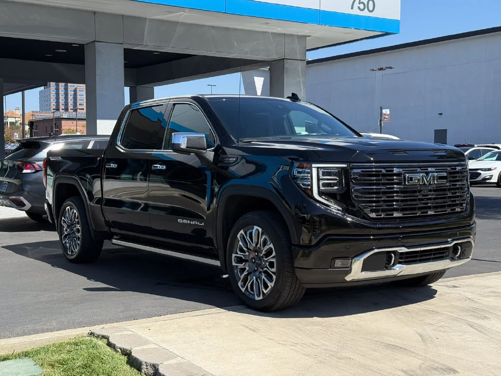 Used 2025 Onyx Black GMC Denali Ultimate image 5
