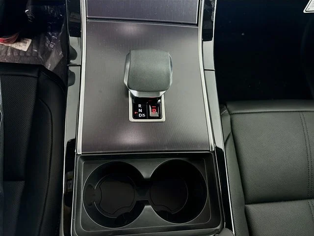 Used 2026  Land Rover Dynamic SE image 18