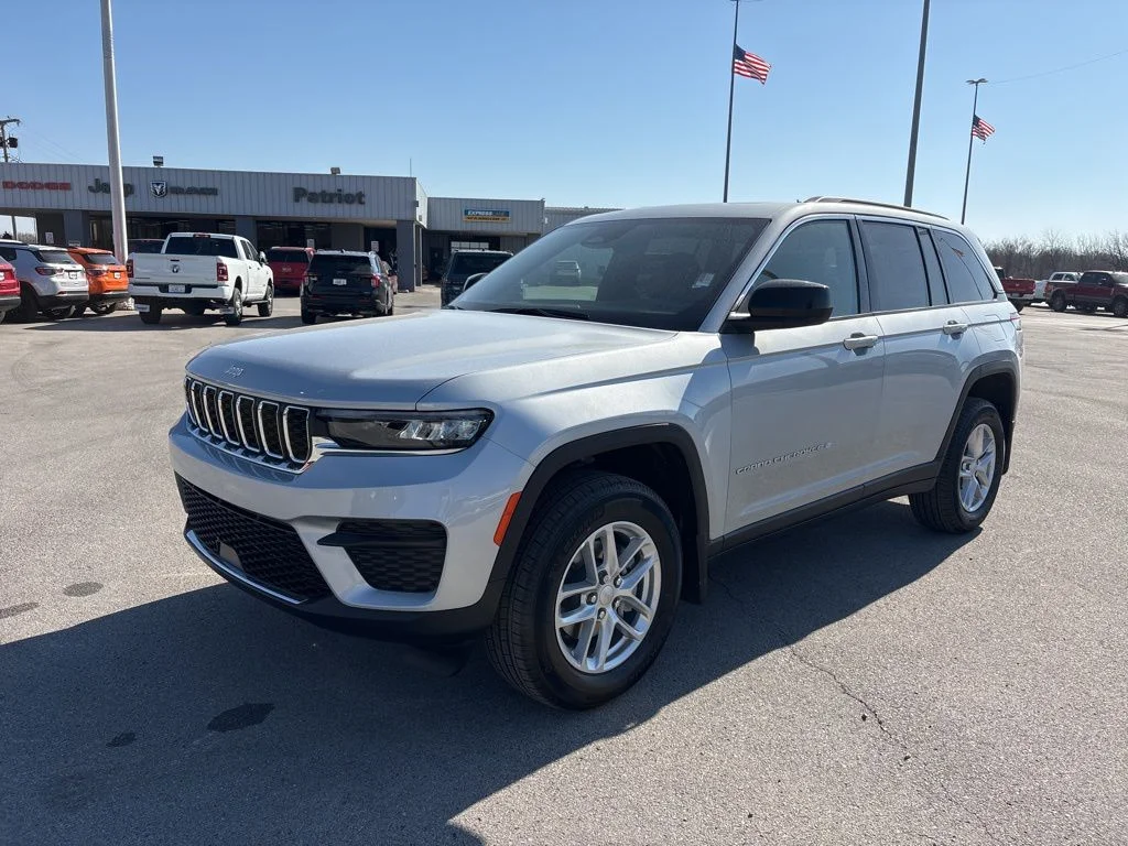New 2026 Silver Zynith Jeep Laredo X image 7