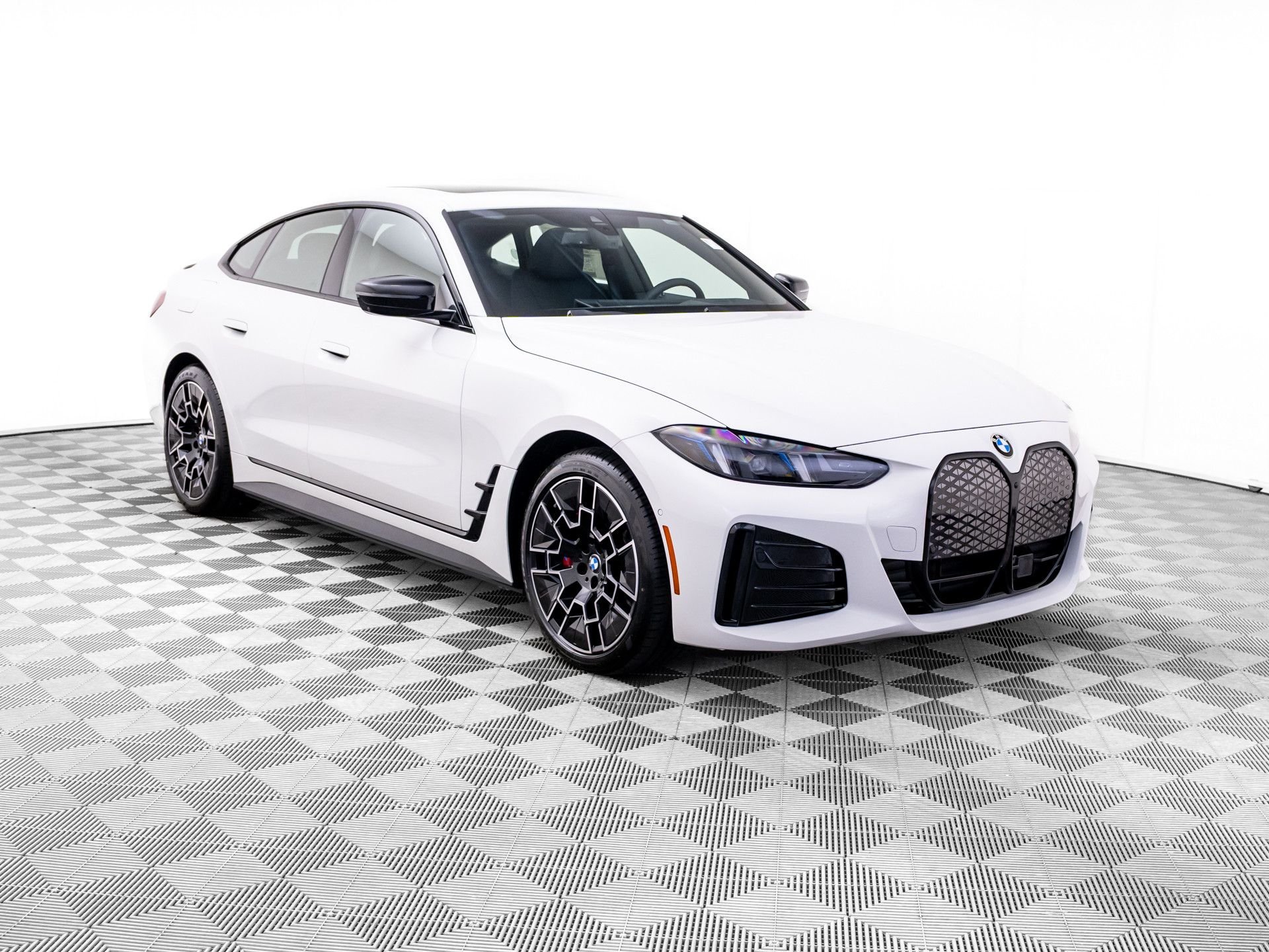 New 2026 Alpine White BMW xDrive40 image 9
