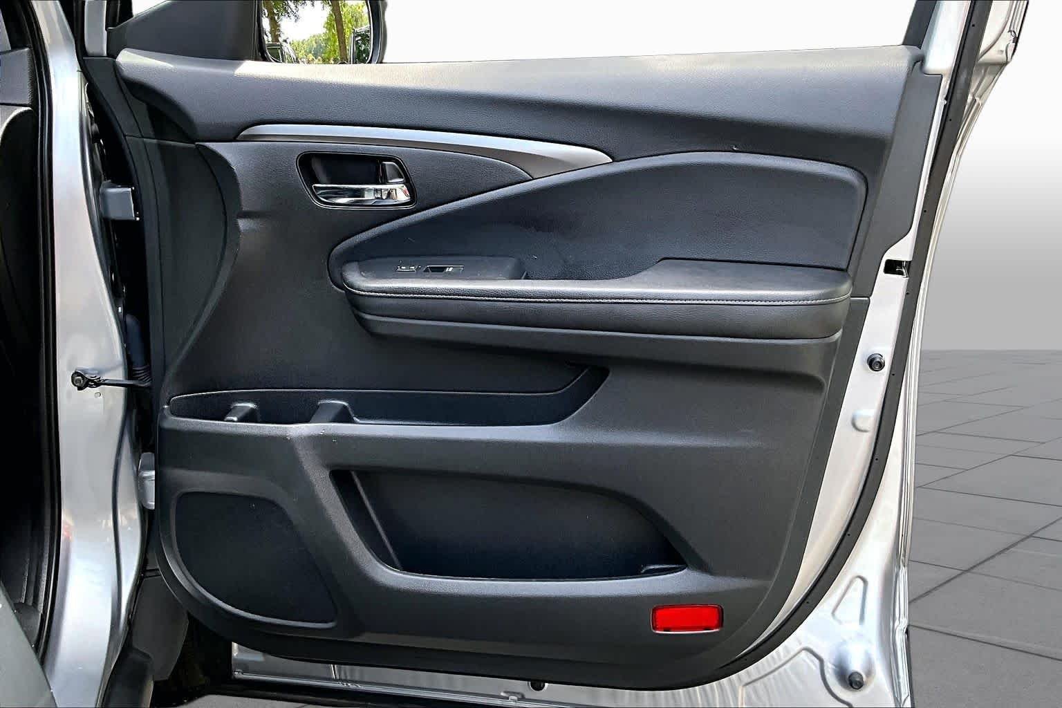Used 2019 Lunar Silver Metallic Honda RTL-T image 23