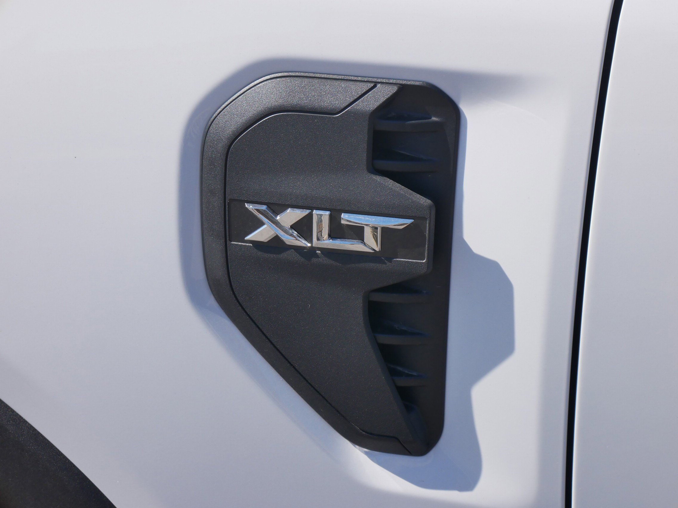 New 2025 Oxford White Ford XLT image 19