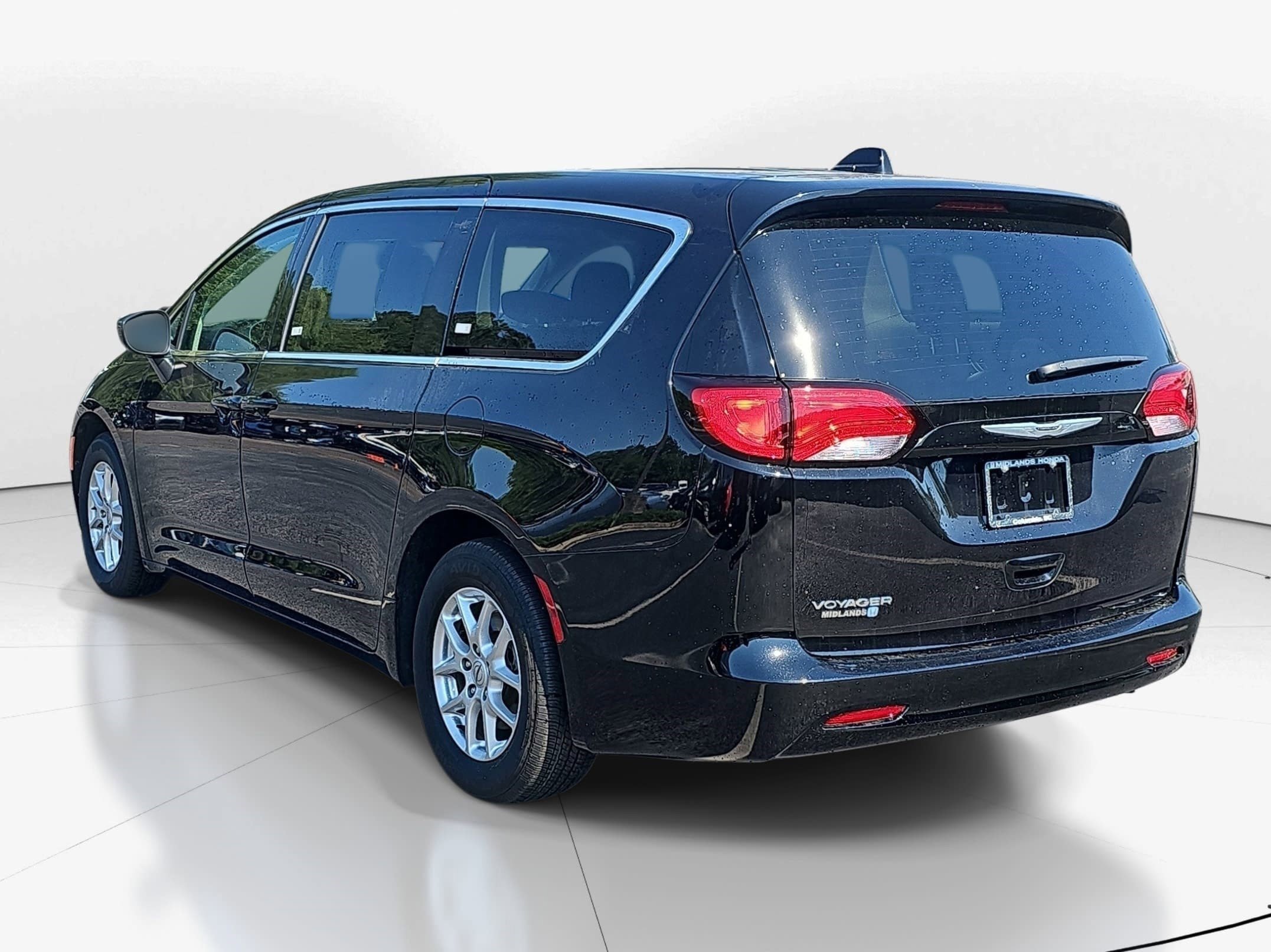 Used 2024 Diamond Black Crystal Pearlcoat Chrysler LX image 4