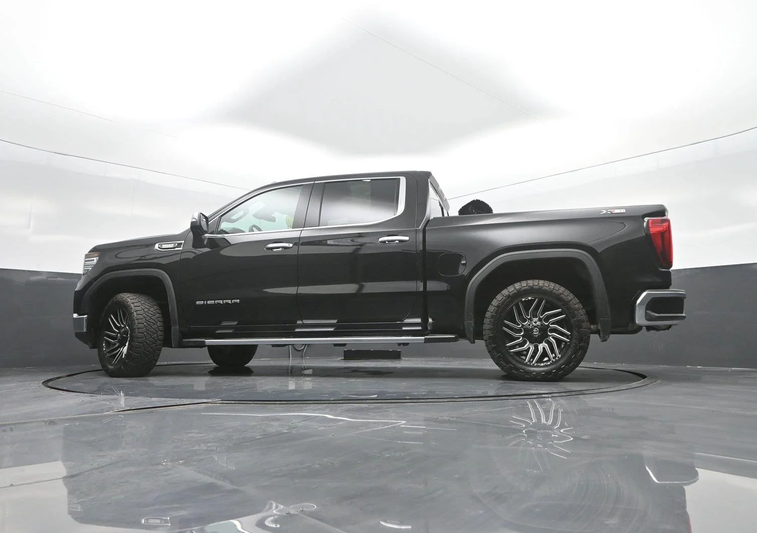 Used 2023 ONYX BLACK GMC SLT image 34