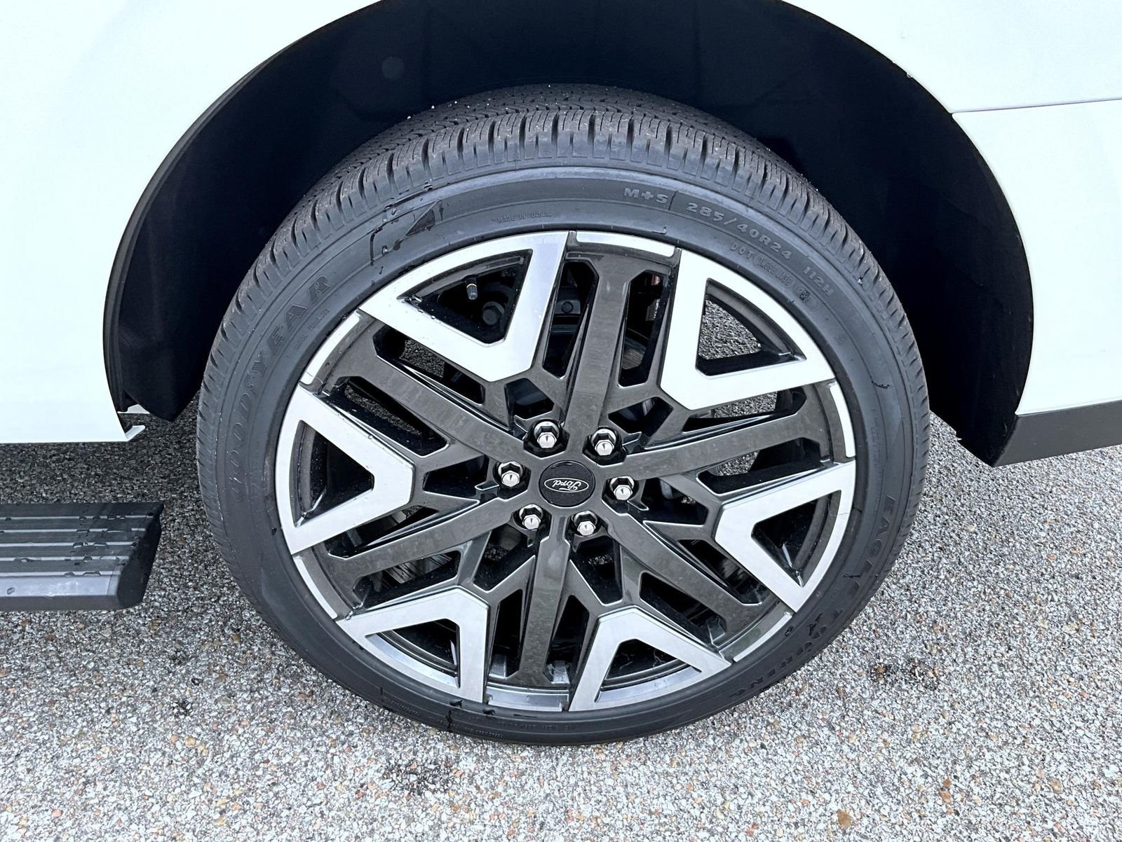 New 2027 Star White Metallic Tri-Coat Ford Platinum image 28