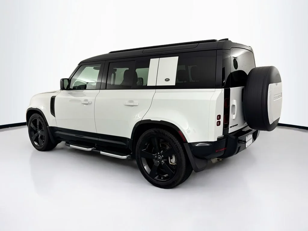 Used 2024 White Land Rover X-Dynamic SE image 7