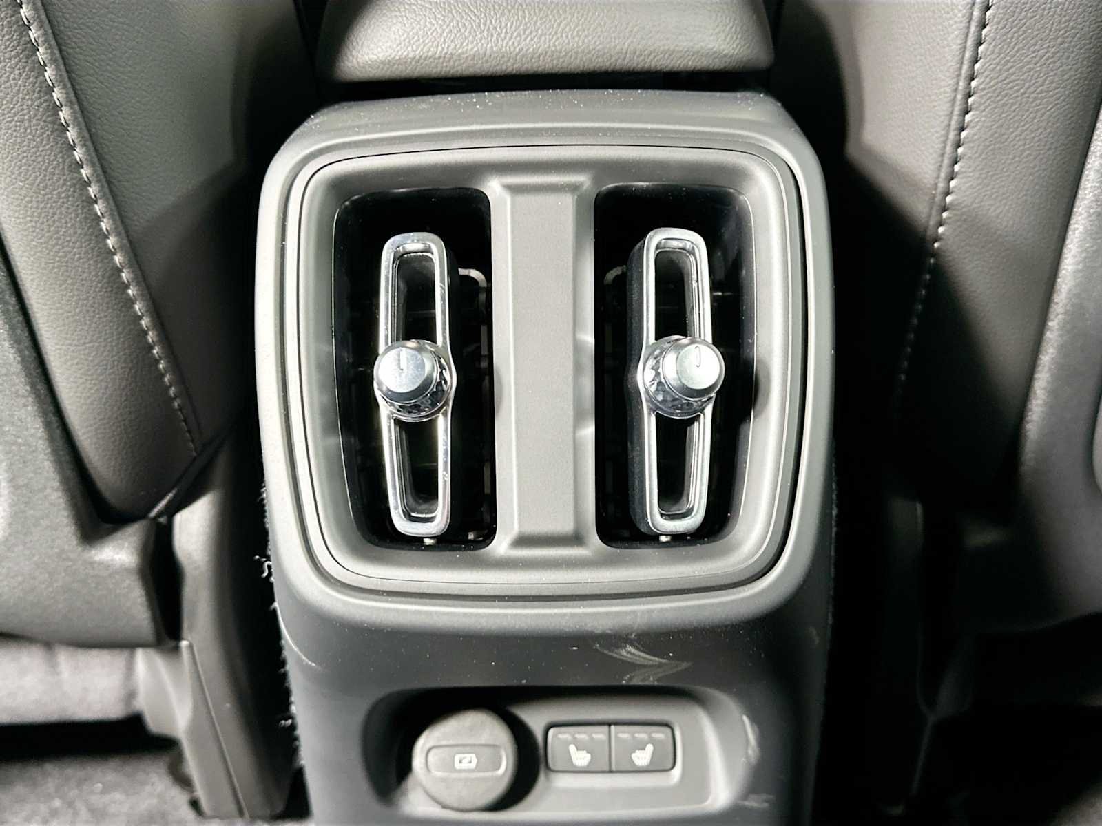 2025 Volvo XC40 Plus - Photo 21