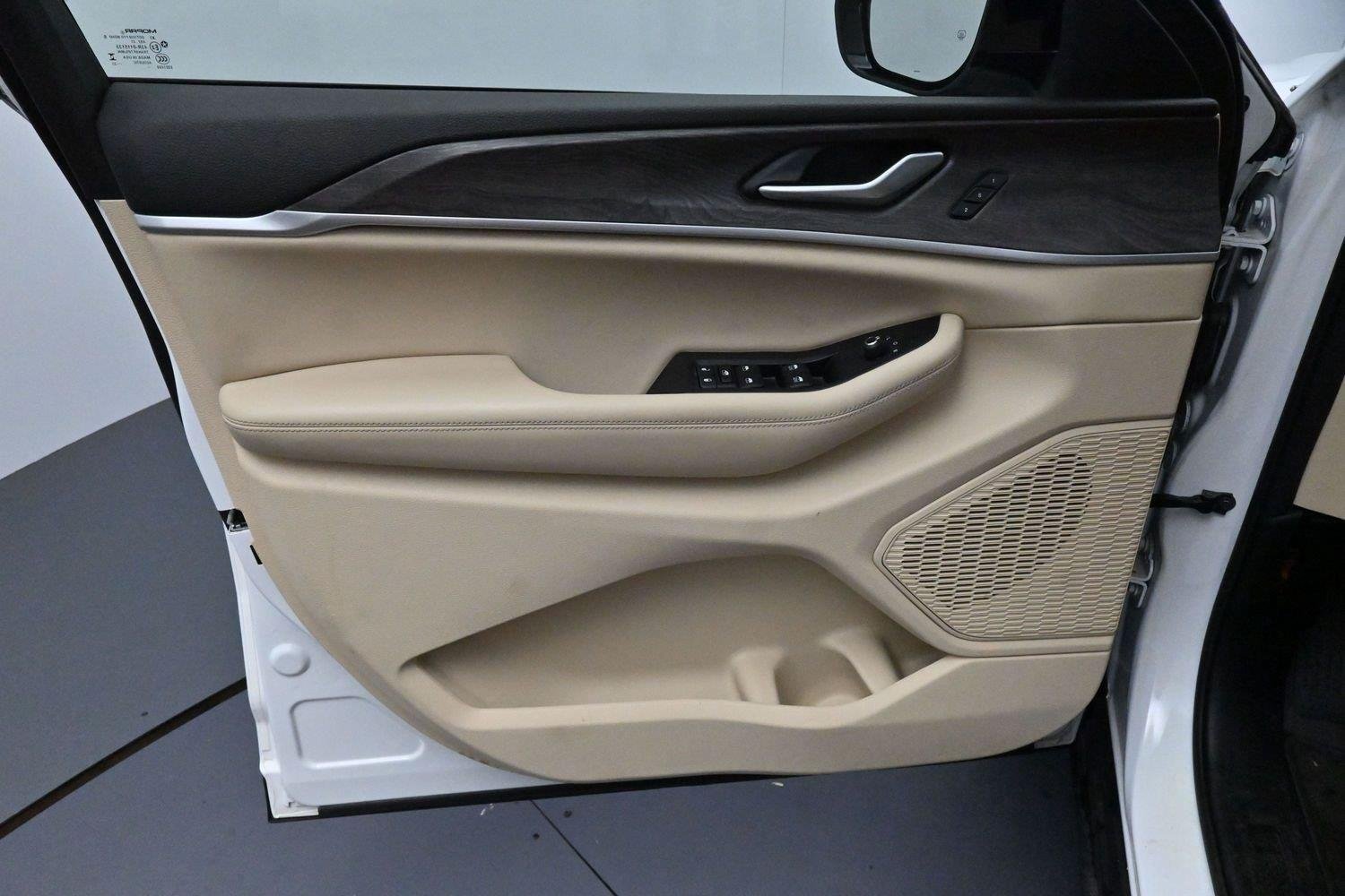 Used 2023 White Jeep Limited image 10