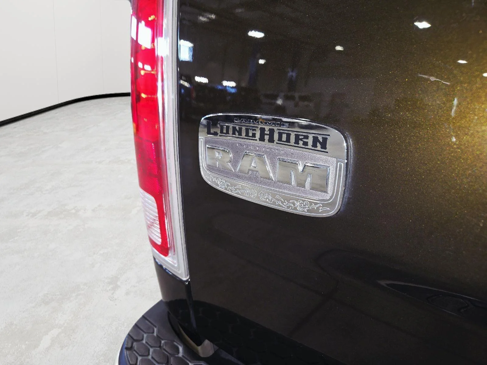 Used 2014 Black Gold Pearlcoat Ram Longhorn image 41