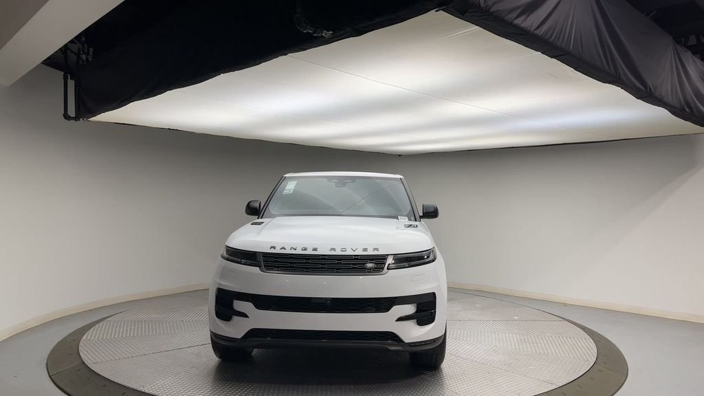 Used 2025 Fuji White Land Rover SE image 3