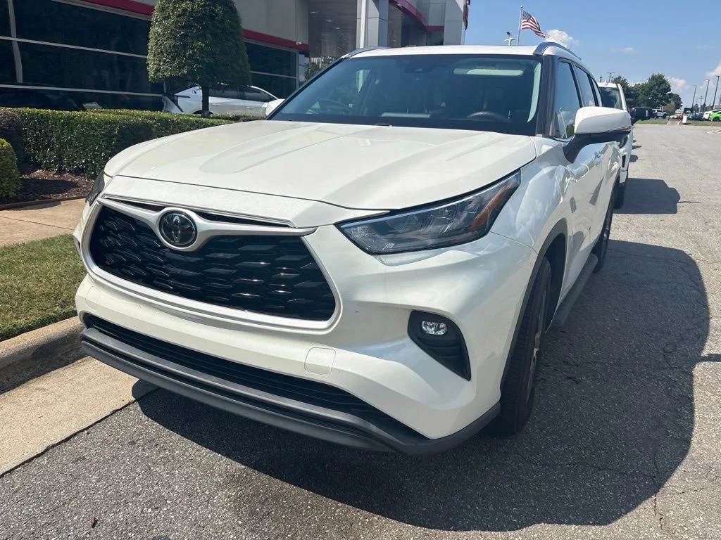 Used 2020 White Toyota XLE image 5