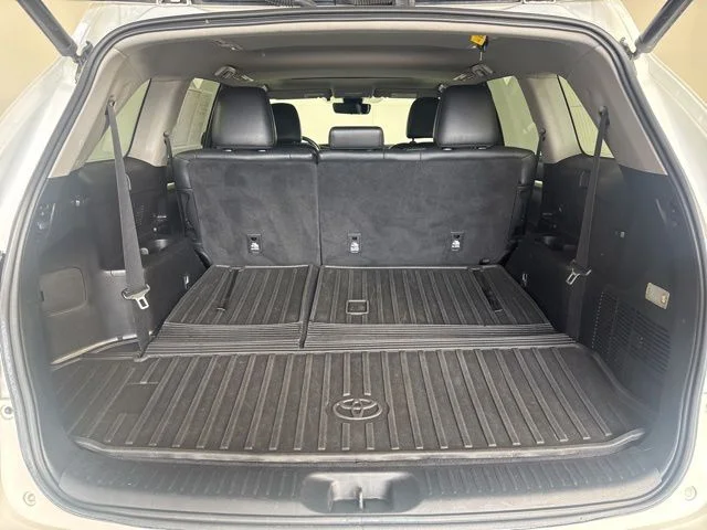 Used 2018 Blizzard Pearl Toyota XLE image 22