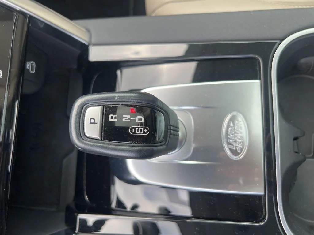 Used 2021 White Land Rover SE image 9