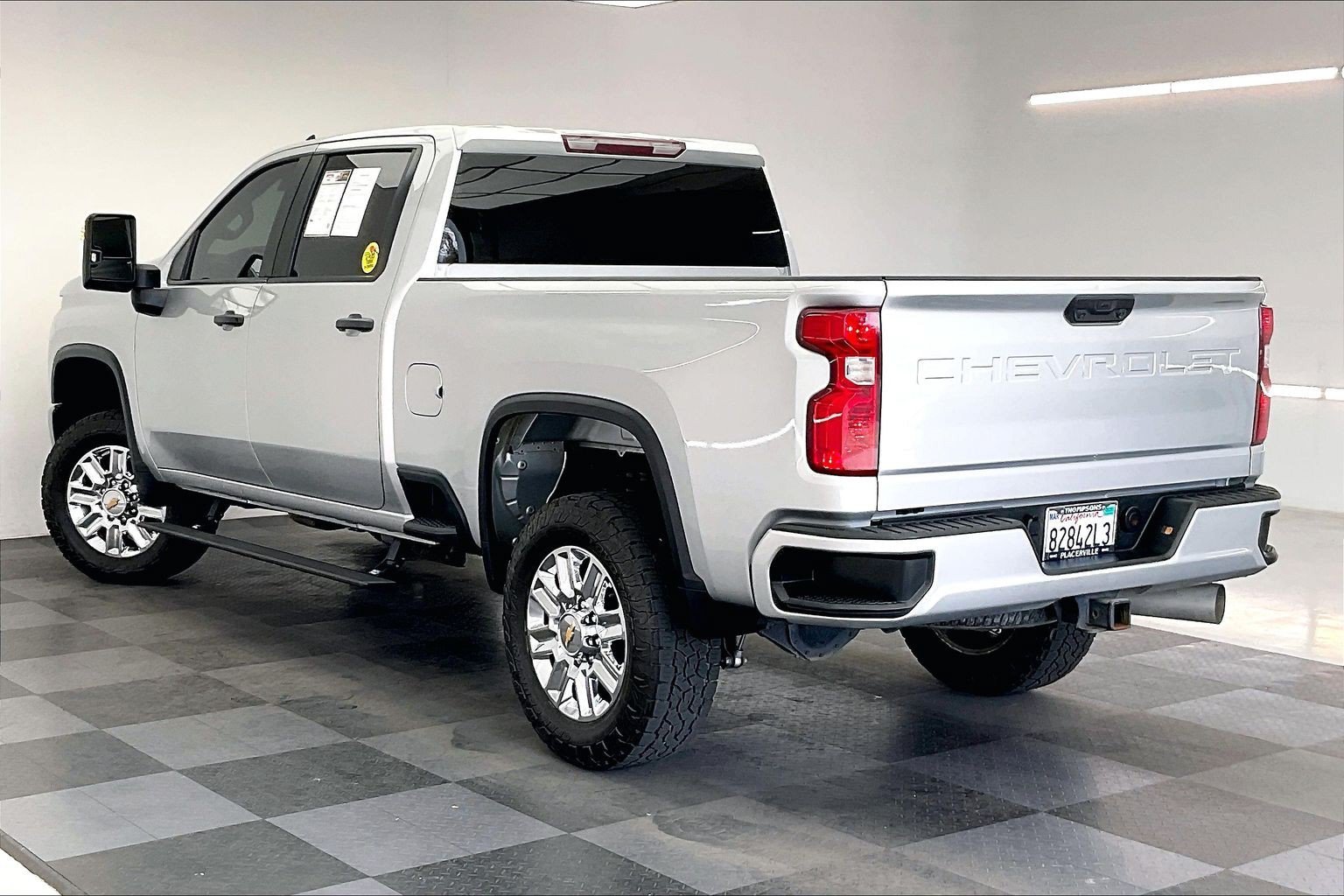 Used 2022 SILVER ICE METALLIC Chevrolet Custom image 10