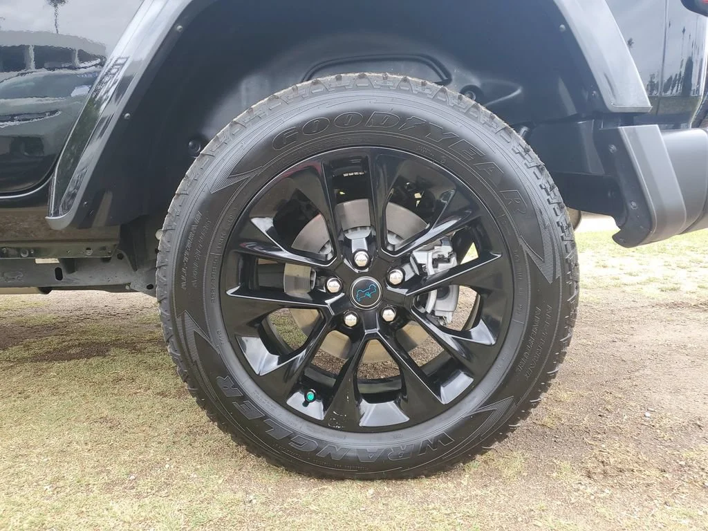 Used 2024  Jeep Sahara image 6