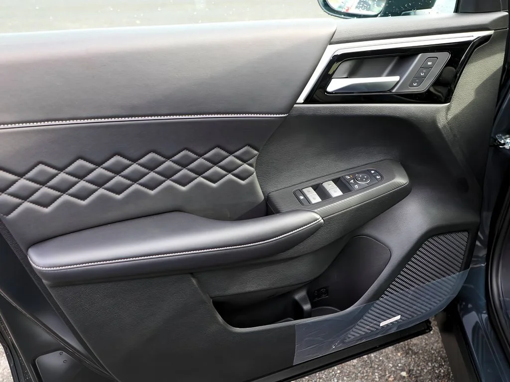 New 2025 Black Mitsubishi SEL image 9