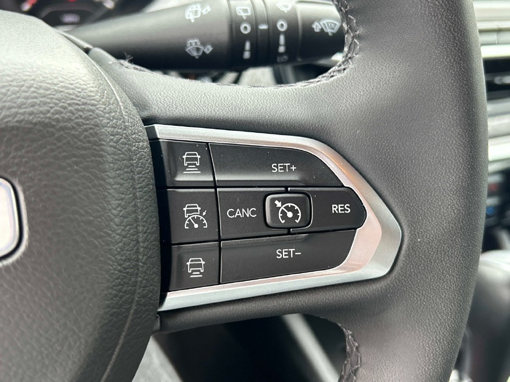 Used 2023 Gray Jeep Latitude Lux image 21