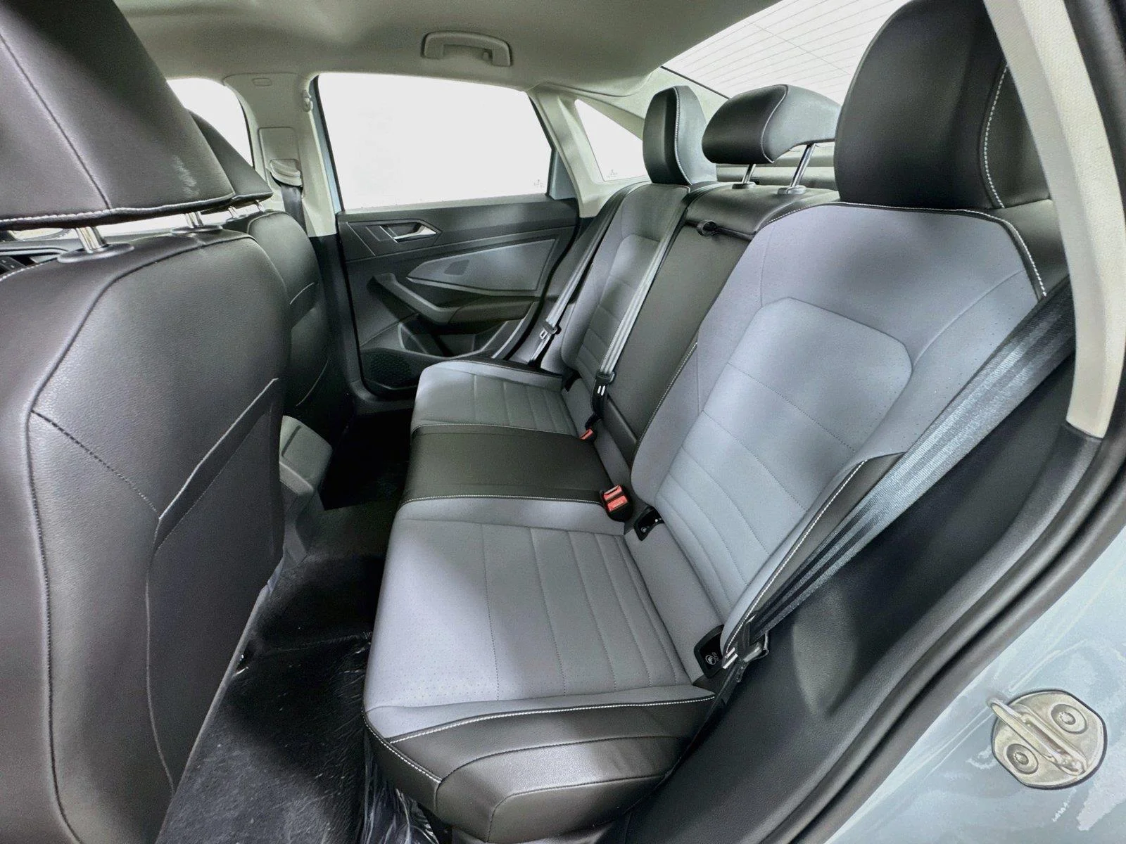 New 2027 GRAY Volkswagen SE image 25