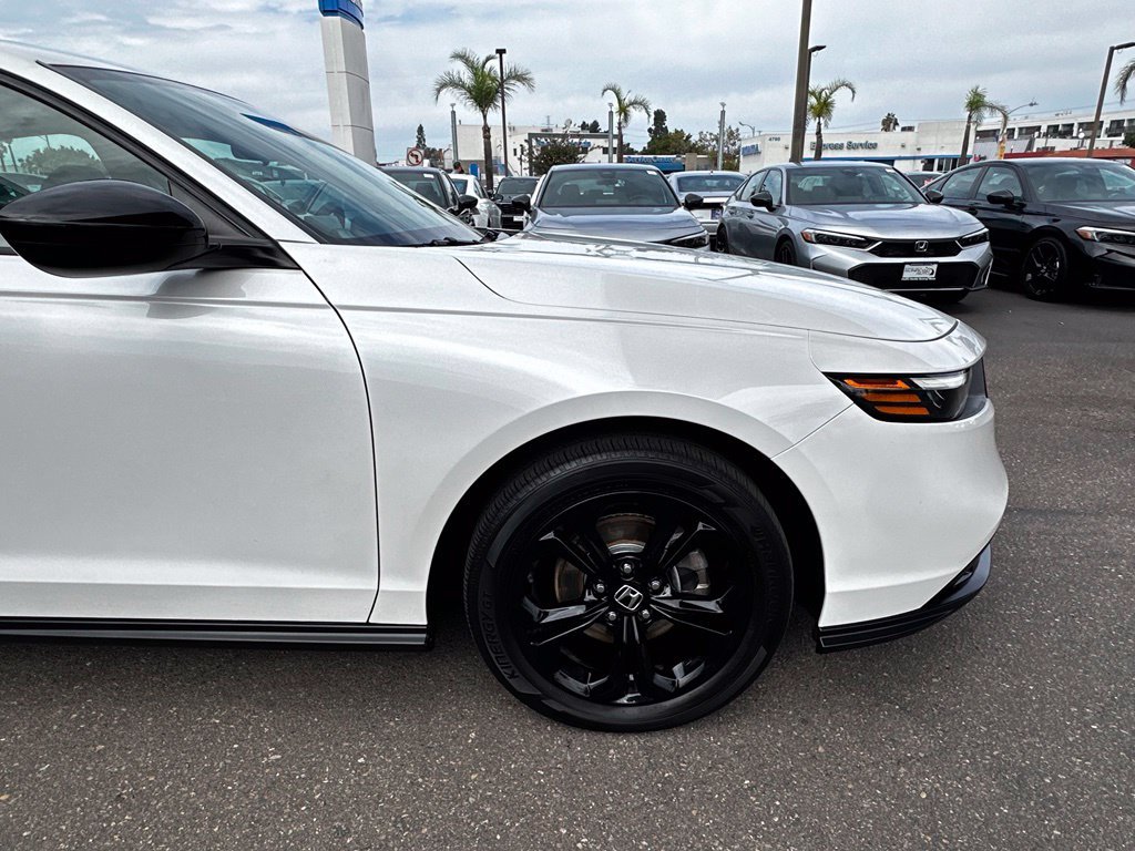 Used 2025 Platinum White Pearl Honda SE image 10