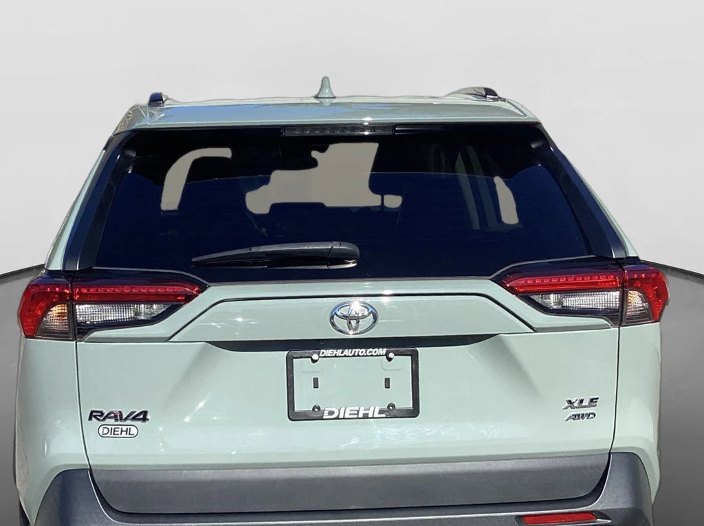 Used 2020  Toyota XLE Premium image 6