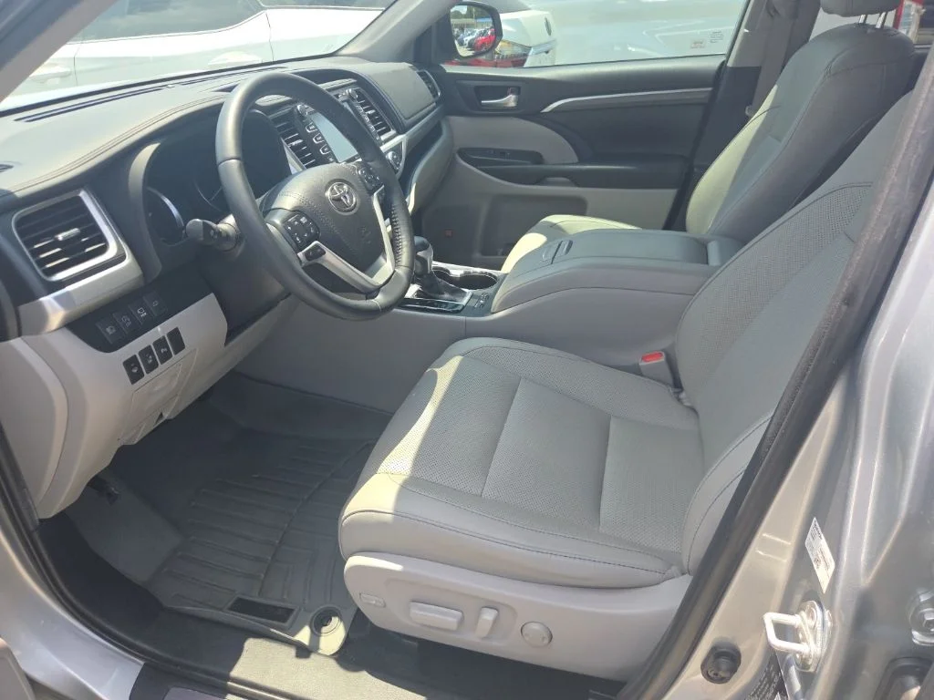 Used 2019 Silver Toyota Limited Platinum image 3