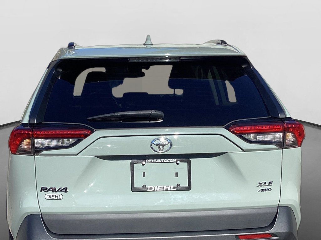 Used 2020  Toyota XLE Premium image 6