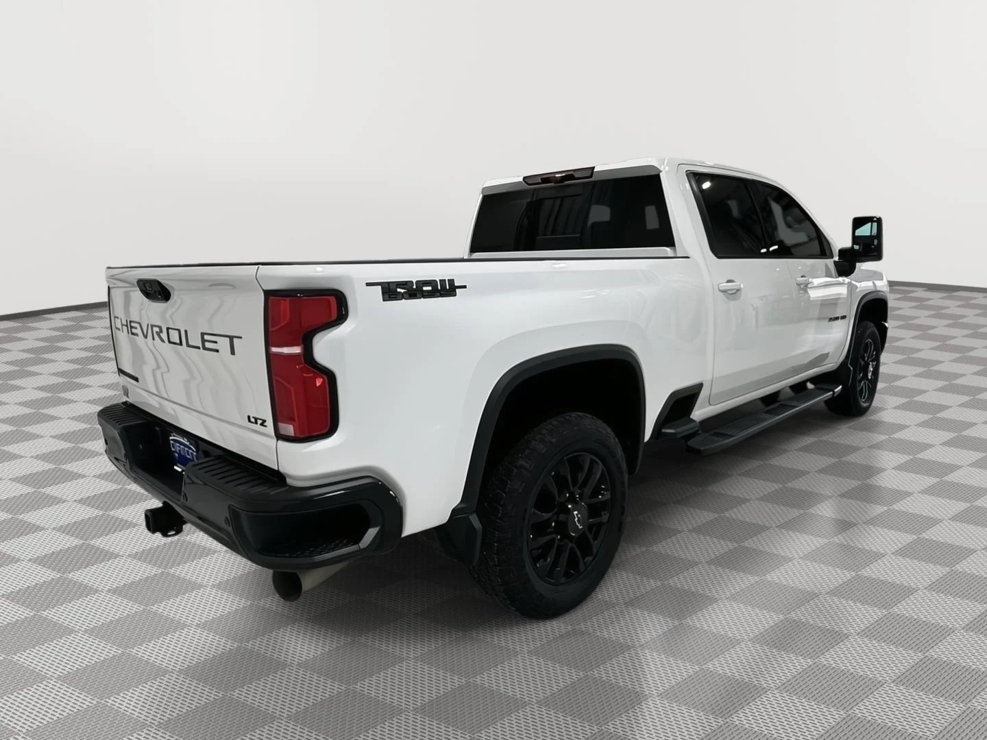 Used 2025 Summit White Chevrolet LTZ image 5