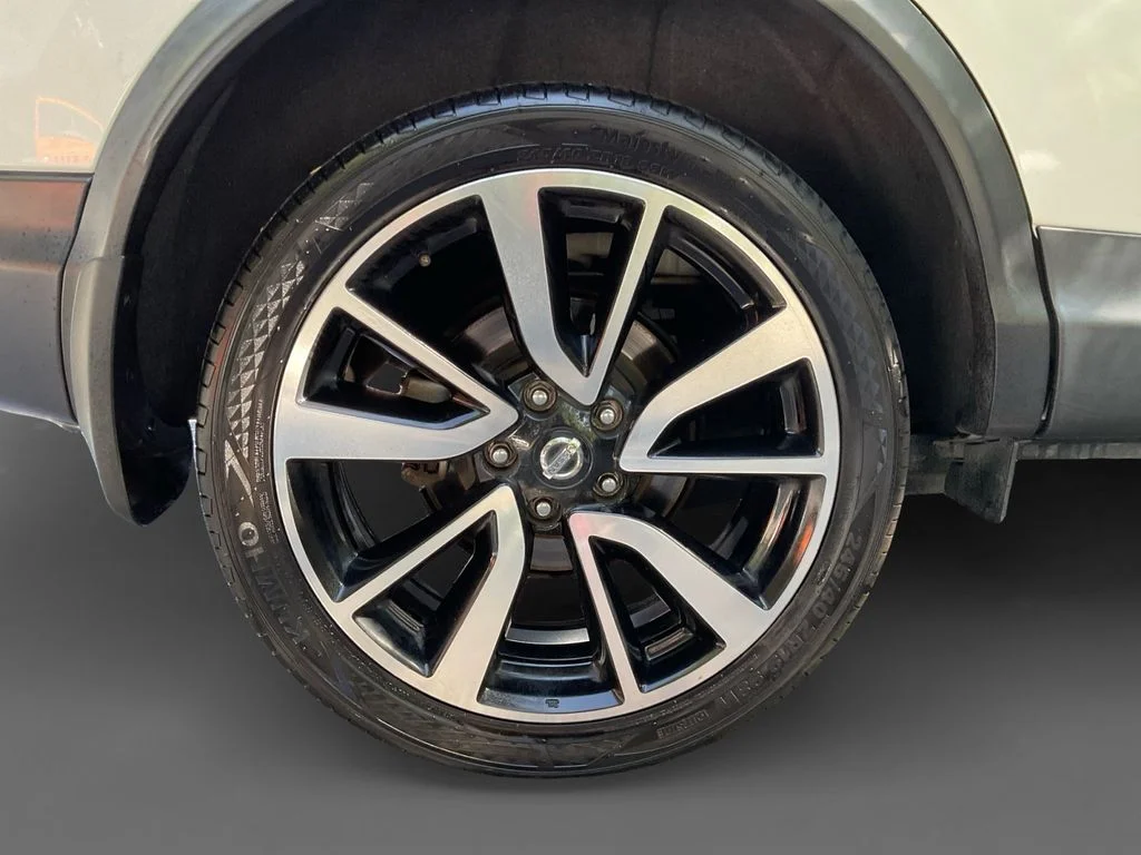 Used 2017 White Nissan SL image 10