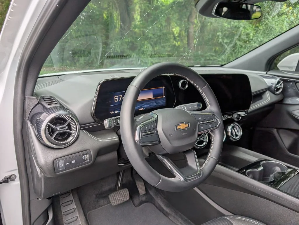 Used 2024 White Chevrolet LT image 31