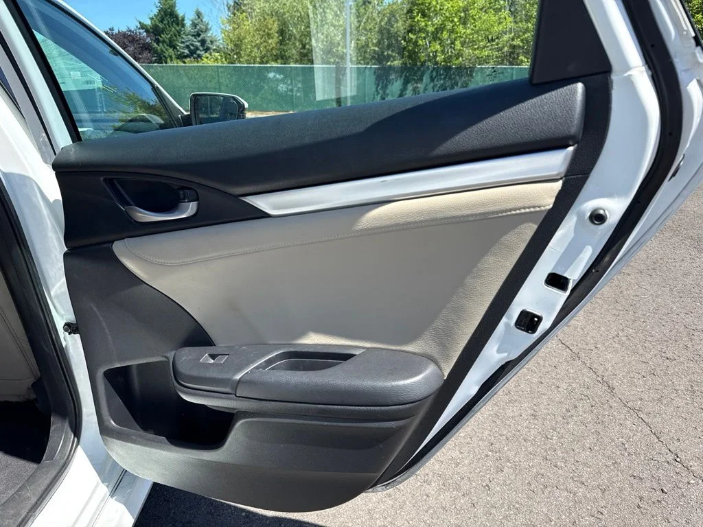 Used 2016 White Orchid Pearl Honda Touring image 23