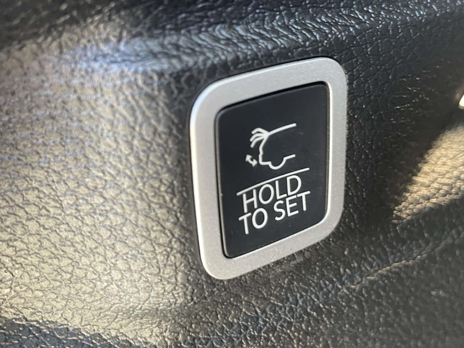 Used 2022 Diamond Black Crystal Pearlcoat Jeep Limited image 19
