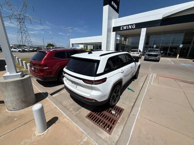 Used 2023 White Jeep Altitude image 5