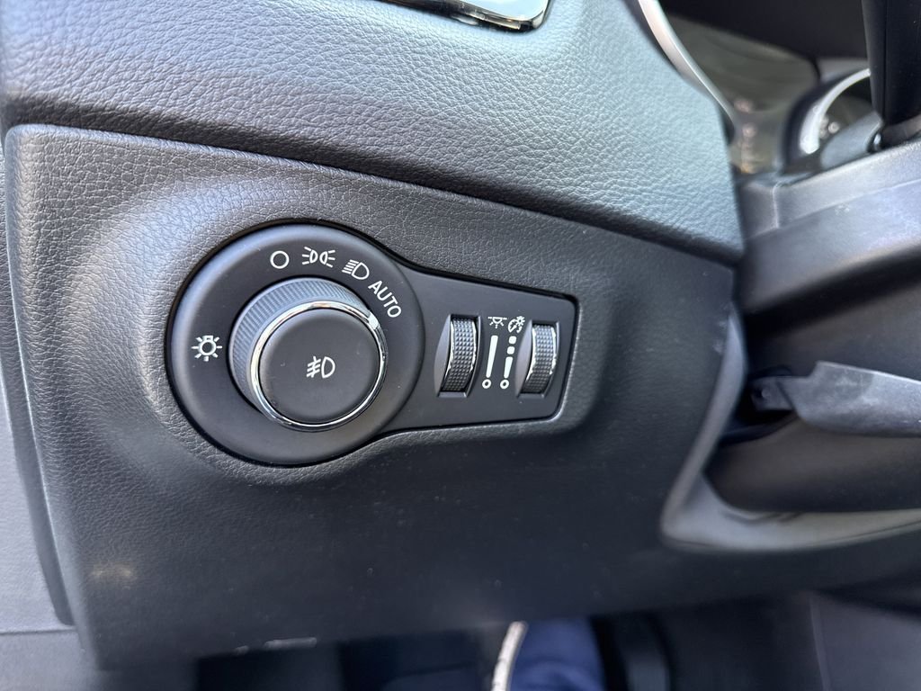 Used 2020 White Jeep Limited image 25