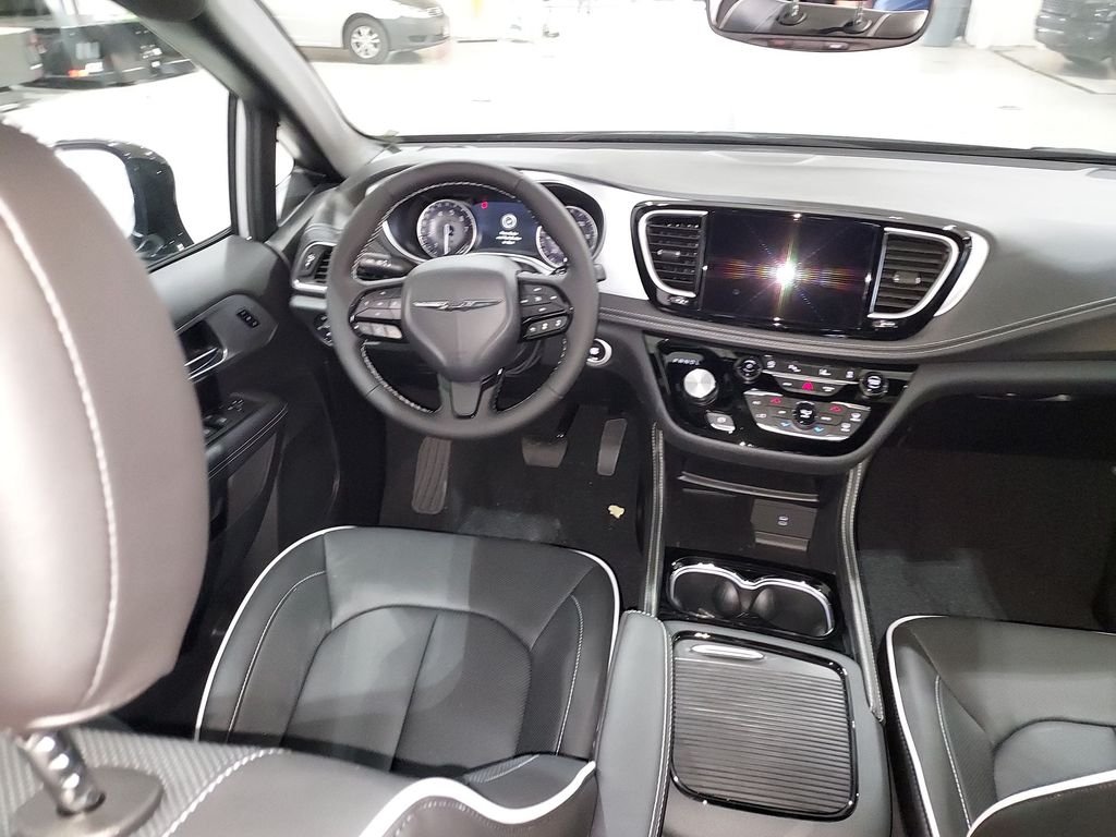 2026 Chrysler Pacifica Limited - Photo 15