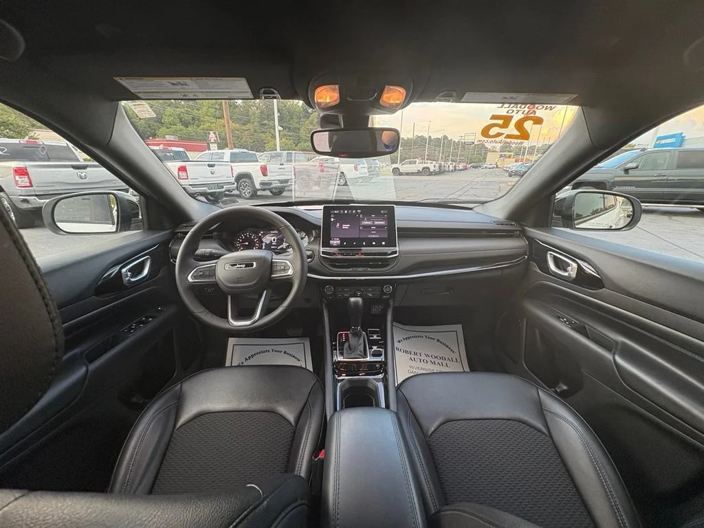 Used 2025 White Jeep Latitude image 21