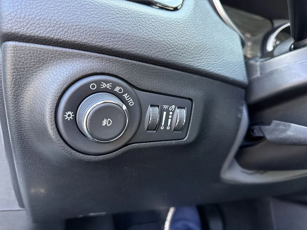 Used 2020 White Clearcoat Jeep Limited image 25