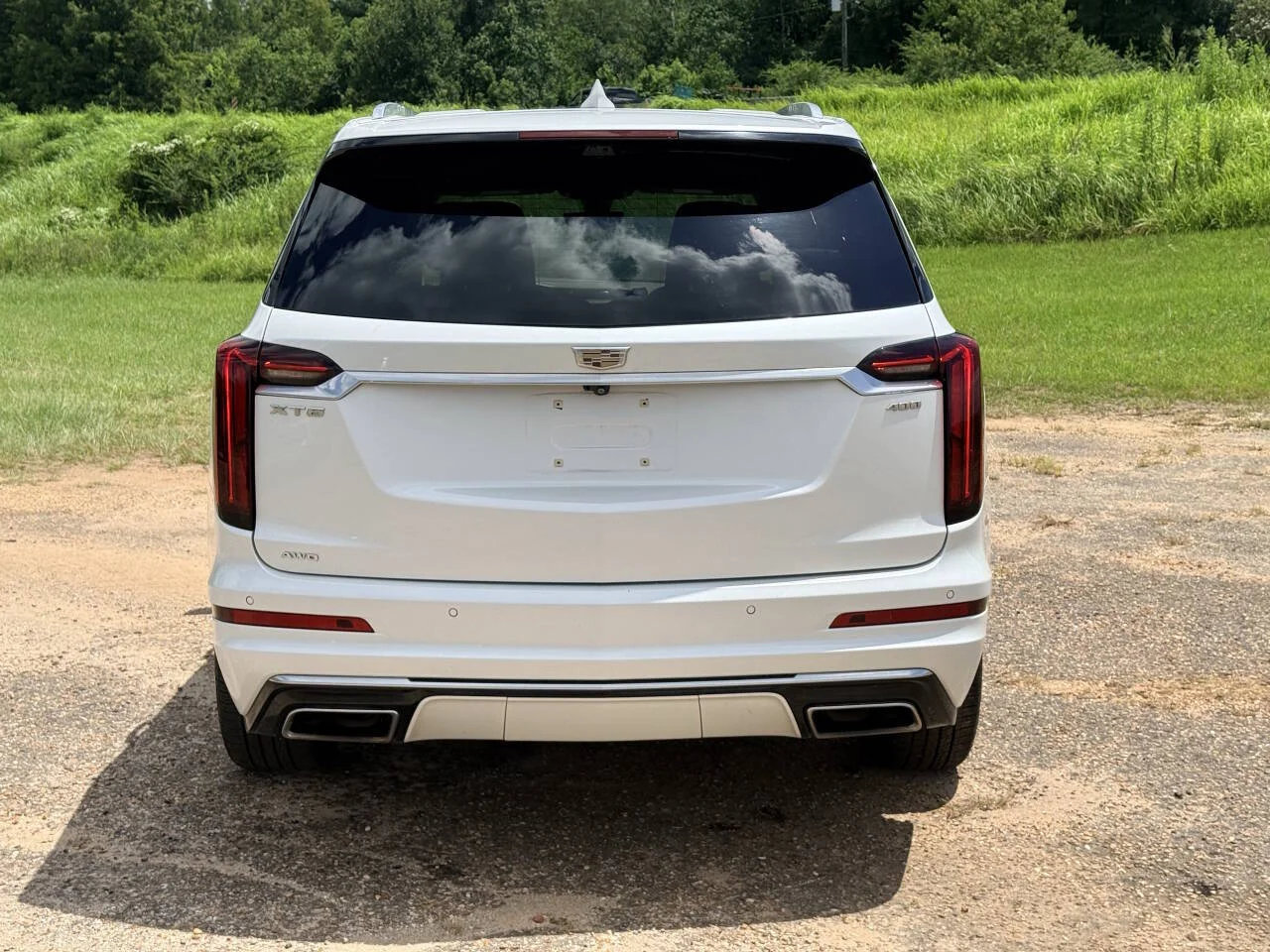 Used 2021 White Cadillac Premium Luxury 4x4 4dr SUV image 4