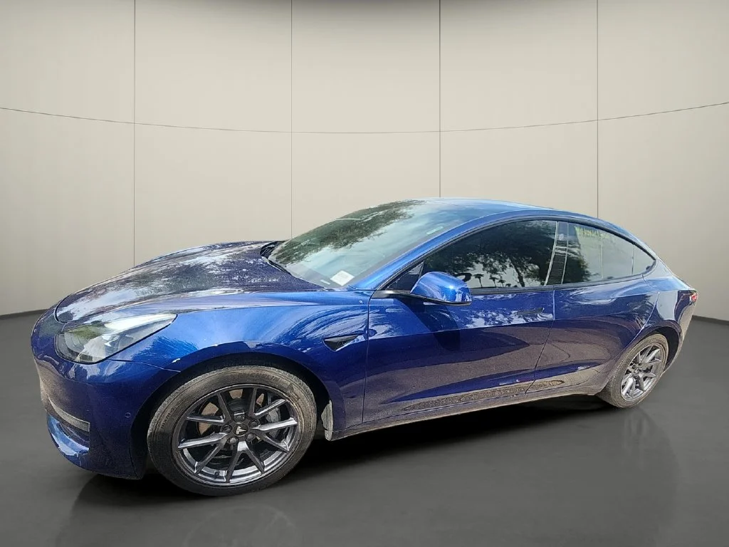 Used 2022  Tesla Base image 3