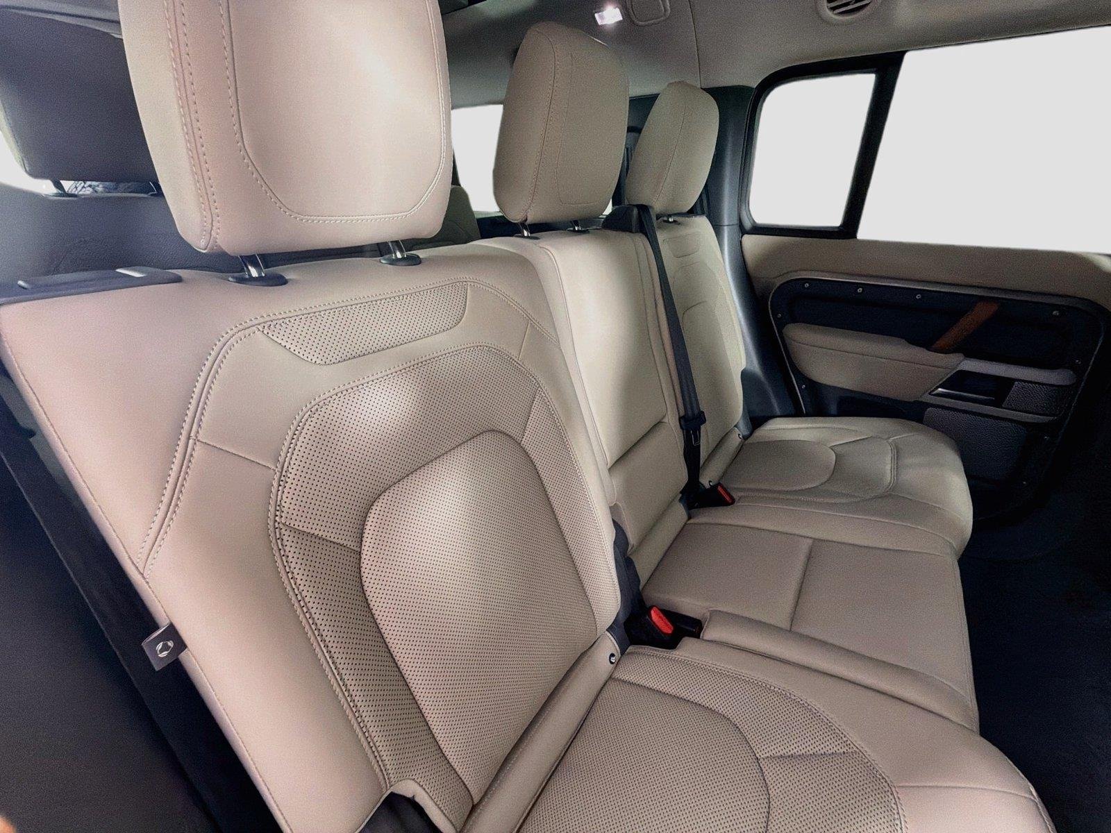 Used 2024 Silicon Silver Land Rover S image 29